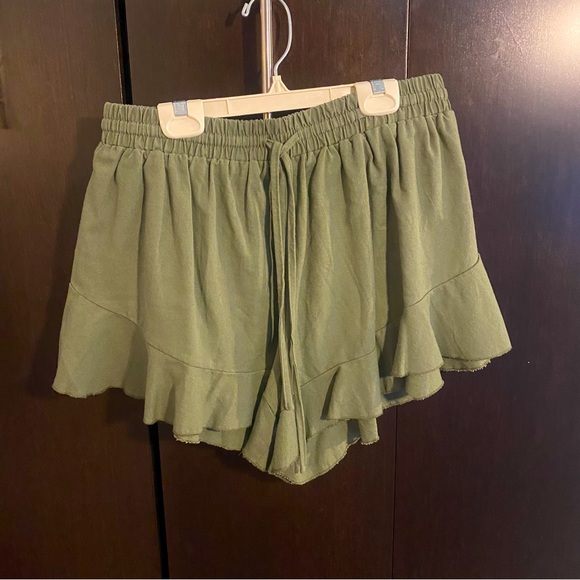 Green linen ruffle shorts - Picture 1 of 3